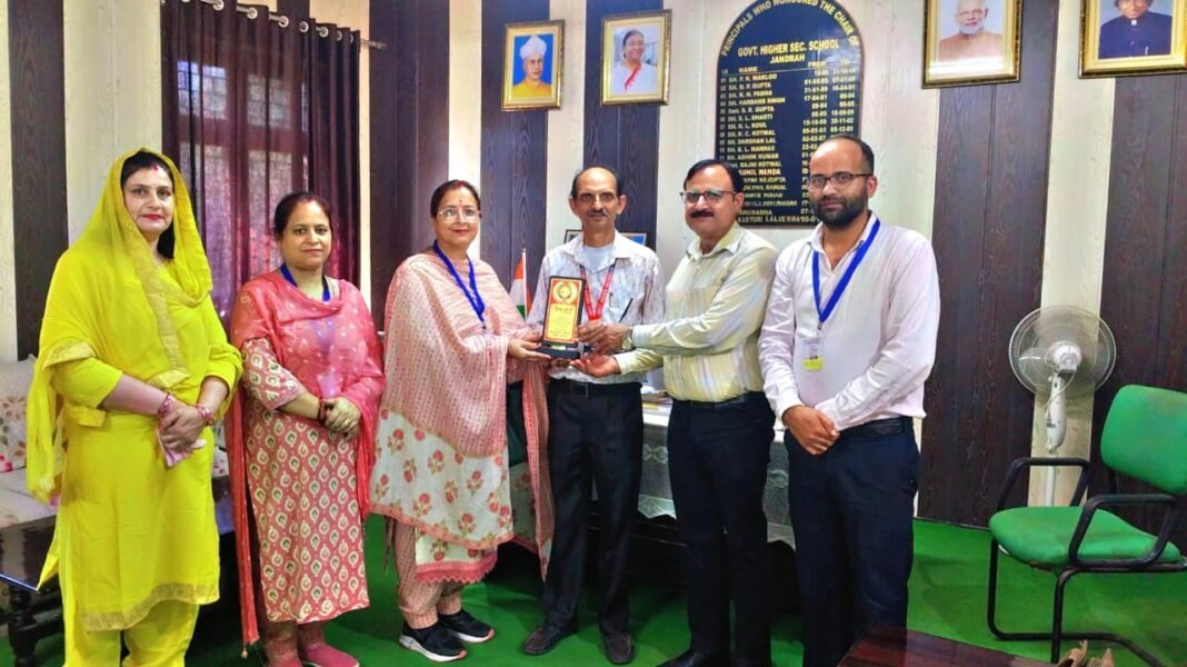 PM Shri Government Girls Middle School Jindrah Felicitates National Teacher Awardee Jenab Kuldeep Gupta