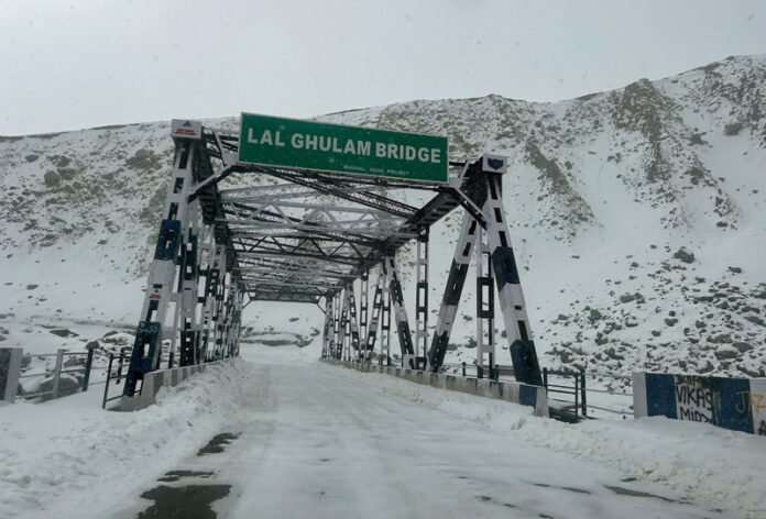 Light Snowfall in Higher Reaches Brings Sharp Temperature Drop Across Jammu and Kashmir