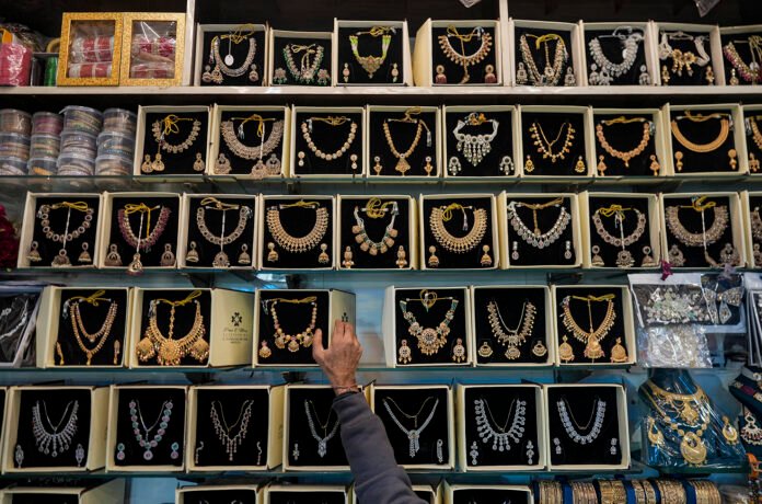 Gold Futures Drops To Rs 1.51 Lakh/10g As Strong Dollar, Oil Surge Weigh On Bullion