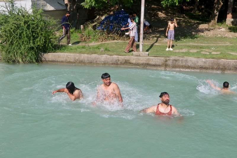Kashmir Swelters Under Season’s Hottest Spell; Monsoon Likely to Arrive Within 72 Hours