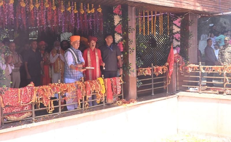 LG Manoj Sinha Offers Prayers at Kheer Bhawani Temple, Prays for Peace and Prosperity in J&K