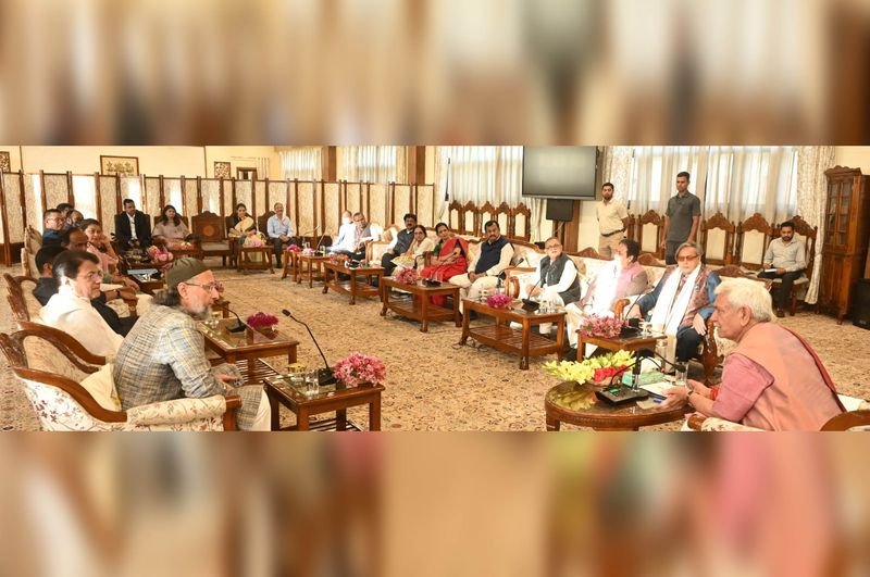 Parliamentary Panel Led by Shashi Tharoor Meets LG Manoj Sinha in Srinagar